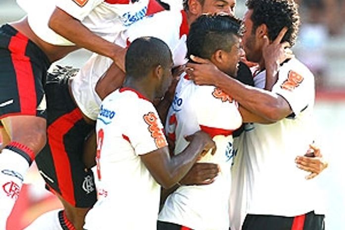 Mesmo sem estrelas Flamengo passa fácil pelo América-RJ: 3 a 1