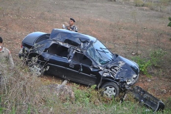 Carro capota na AL-130, próximo a Santana, e deixa seis feridos