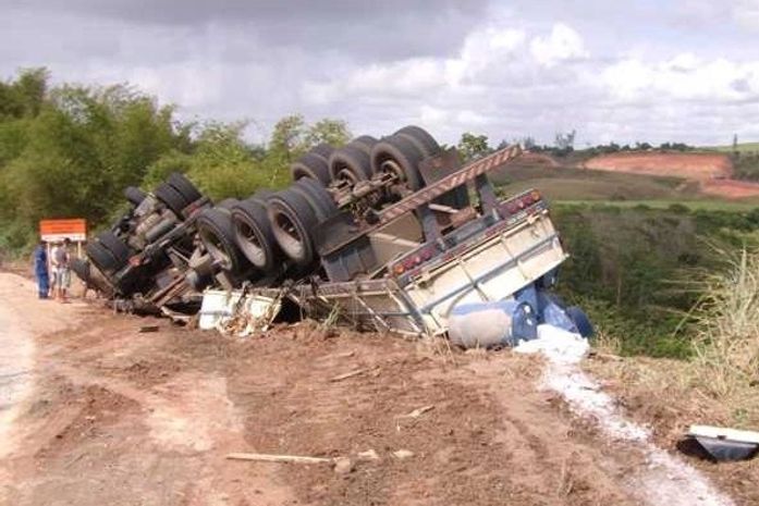 Carreta tombou ao fazer a curva