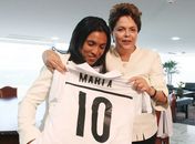 Alagoana Marta visita Dilma, cobra apoio e dá camisa do Santos