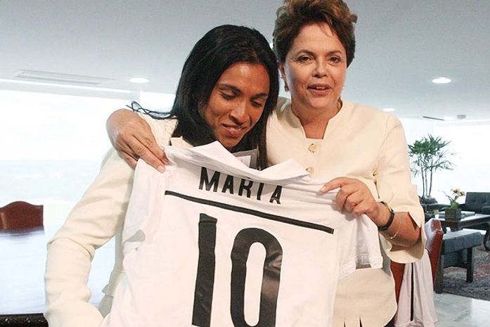 Alagoana Marta visita Dilma, cobra apoio e dá camisa do Santos