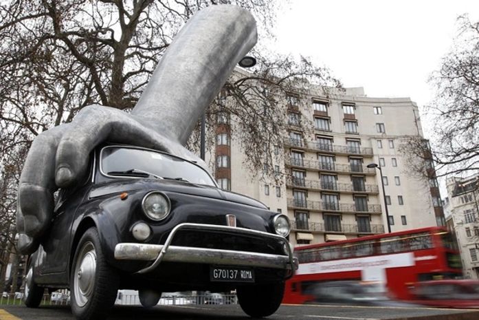 Mão gigante de alumínio 'agarra' carro em escultura em Londres