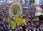Procissão luminosa da bandeira abre festa em União