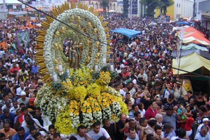 Procissão luminosa da bandeira abre festa em União