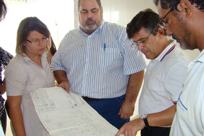 Técnicos do governo realizam vistoria na obra da UPA de Palmeira dos Índios