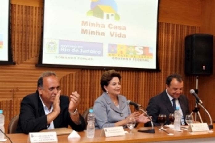 Dilma anuncia 8 mil casas para desabrigados da Região Serrana