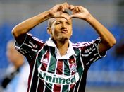 Souza se redime da estreia com expulsão, marca dois e garante vitória do Flu