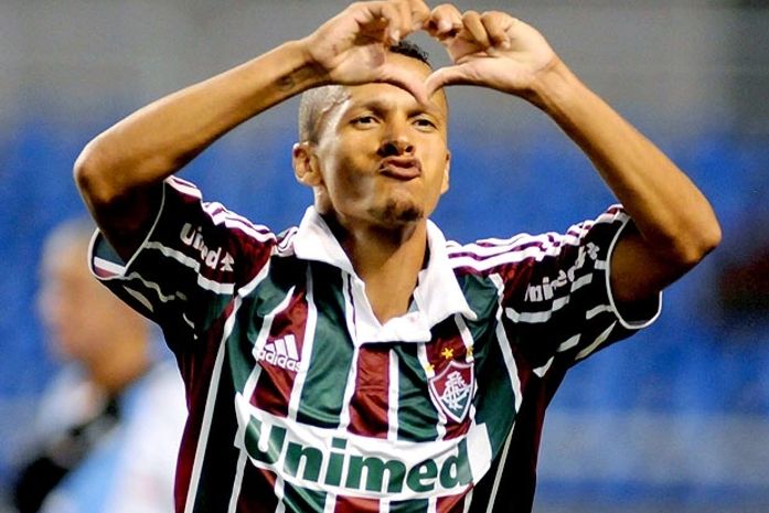 Souza se redime da estreia com expulsão, marca dois e garante vitória do Flu