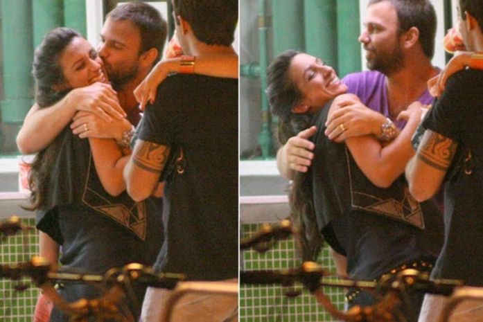 Depois de peça, Marcelo Faria enche a mulher de carinhos no Rio