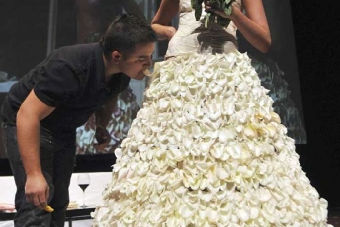 Feira de moda: chef colombiano cria vestido de noiva comestível
