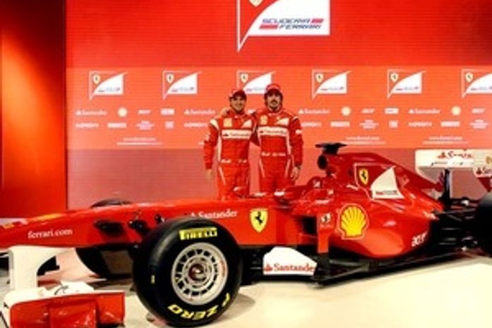 Ferrari apresenta novo carro, com direito a homenagem a Itália