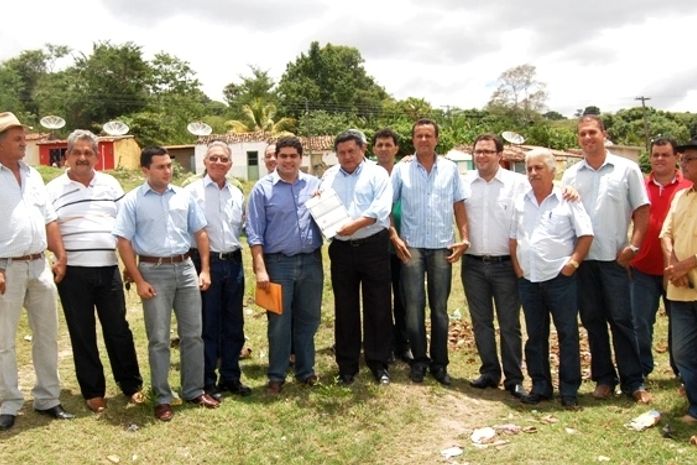 Jacob Brandão entregando documentação do terreno ao diretor do INSS