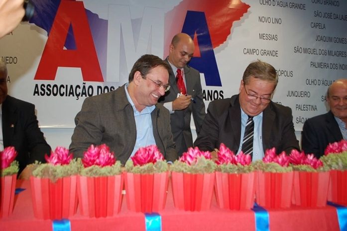 Prefeito de Paripueira Abraão Moura assume presidência da AMA