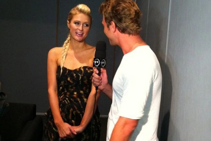 Cássio Reis entrevista Paris Hilton e declara: 'Não é meu tipo'