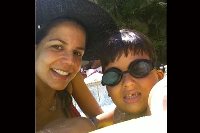 Mãe coruja: Nívea Stelmann posta no Twitter foto com o filho na piscina