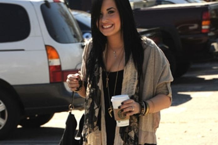 Após 4 meses, Demi Lovato deixa clínica de reabilitação sorridente