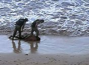Cinegrafista flagra policiais torturando assaltantes na praia