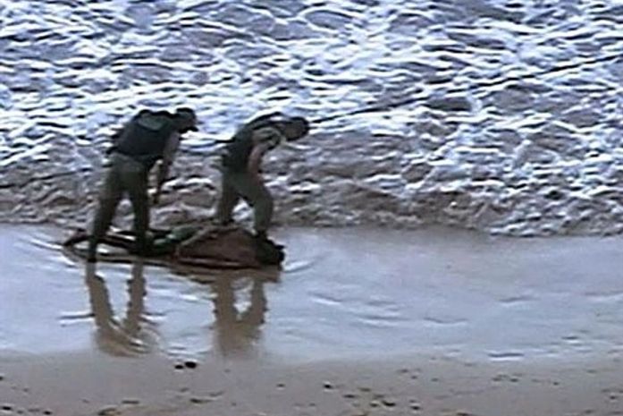 Cinegrafista flagra policiais torturando assaltantes na praia