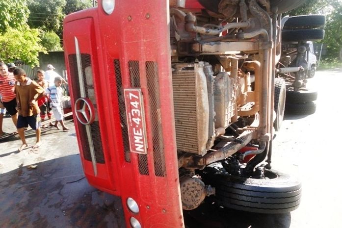 Caminhão com carga de maracujá tomba na BR 316 em Pilar
