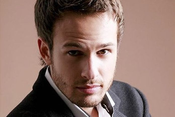 Apresentador brasileiro do canal E! morre aos 27 anos após depressão
