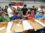 Faap recebe calouros com futebol de sabão e competição de pizza