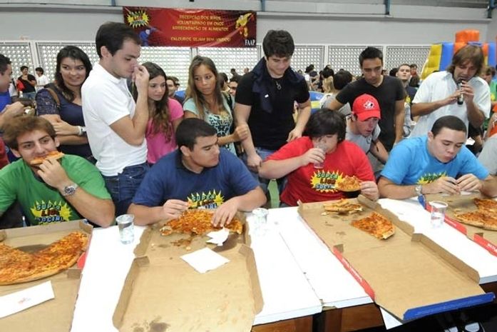 Faap recebe calouros com futebol de sabão e competição de pizza