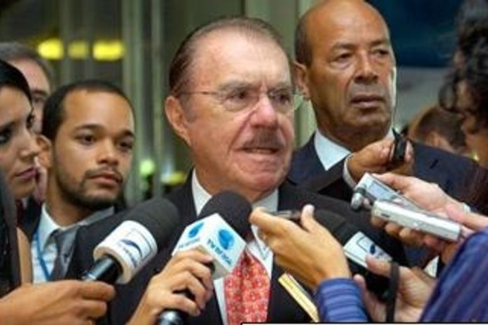 Reeleito presidente, Sarney promete trabalhar em equipe