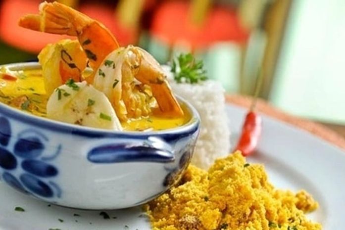 homenagei a Iemanjá com prato de moqueca de camarão com banana