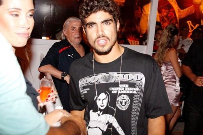 Caio se irrita com fotógrafos e dispara: ‘Estou numa semana difícil’