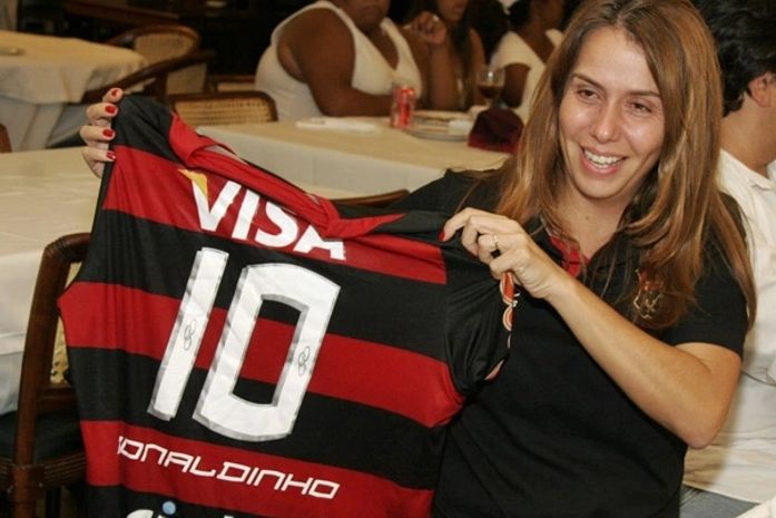 Ronaldinho Gaúcho dá camisa da estreia à presidente do Flamengo