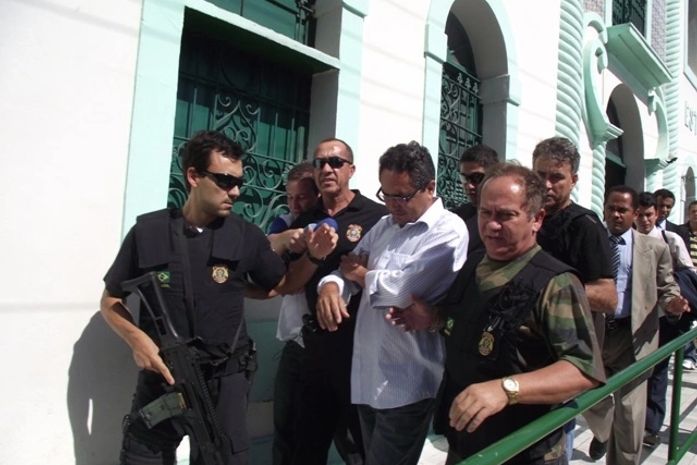 Francisco Tenório deixa o IML após fazer exame de corpo de delito