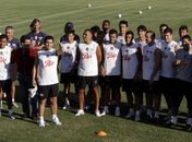 Cabañas volta a treinar e emociona companheiros