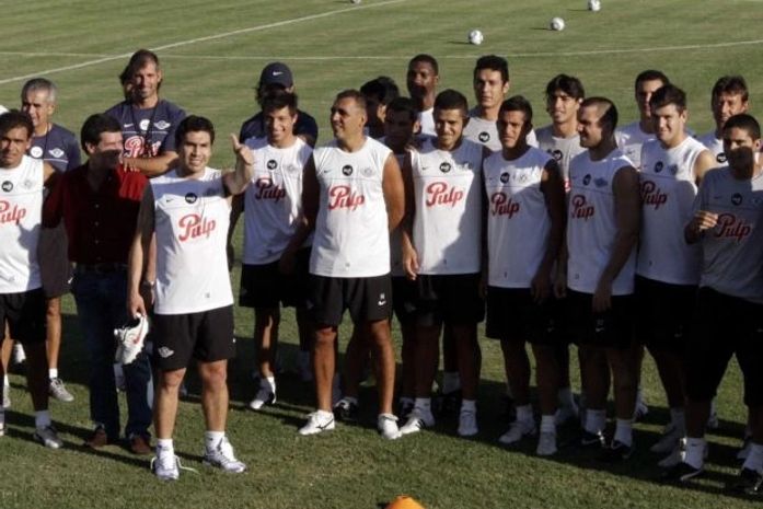 Cabañas volta a treinar e emociona companheiros