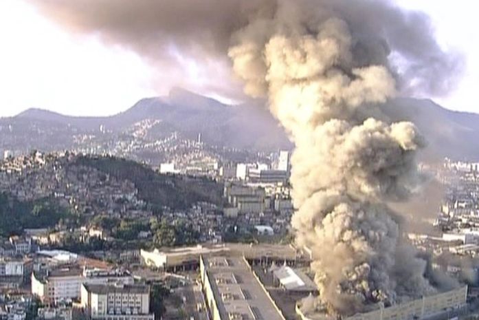 Grande Incêndio atinge a Cidade do Samba no Rio