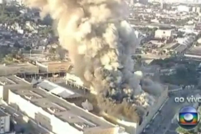 Incêndio de grandes proporções atinge a Cidade do Samba no Rio