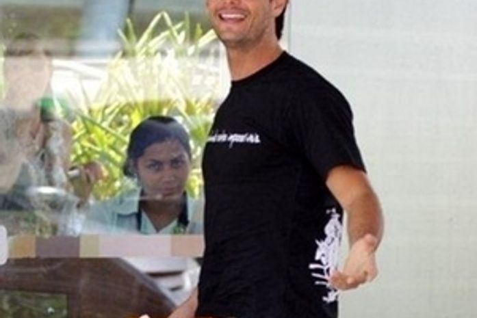 Rodrigo Santoro visita filho de Eriberto Leão na maternidade