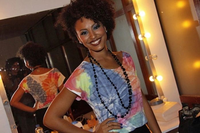Sheron Menezzes reclama de posar para fotos em festa de novela
