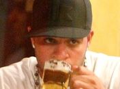 Adriano é flagrado bebendo, mesmo se recuperando de cirurgia.