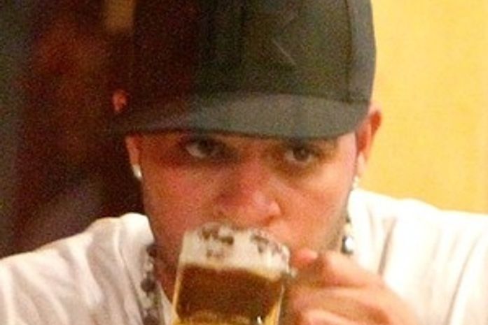 Adriano é flagrado bebendo, mesmo se recuperando de cirurgia.