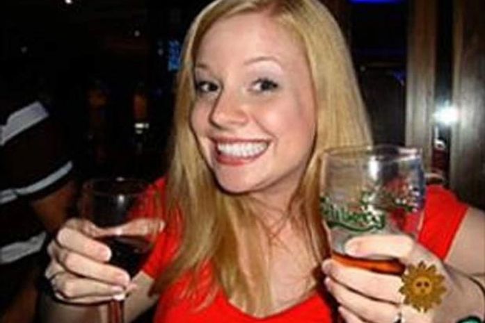 Professora é forçada a se demitir por causa de foto com vinho e cerveja