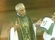 Padre quer usar multa de noiva atrasada para pagar dívidas de igreja