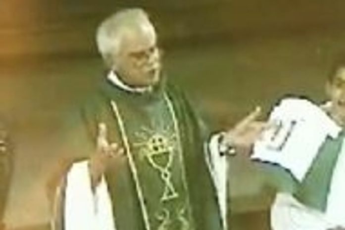 Padre quer usar multa de noiva atrasada para pagar dívidas de igreja