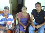 Volante Elias Marques (esq.) com a mulher e o
historiador João de Sousa, em foto tirada na semana
passada 