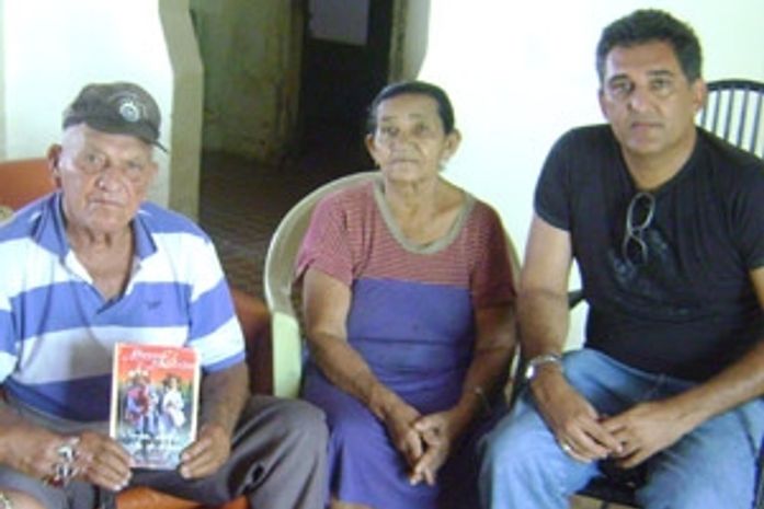 Volante Elias Marques (esq.) com a mulher e o
historiador João de Sousa, em foto tirada na semana
passada