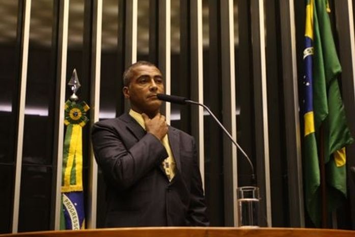 Em discurso, Romário troca elogios com deputado alagoano