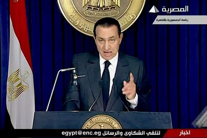 Mubarak transfere poderes, mas resiste à pressão e permanece