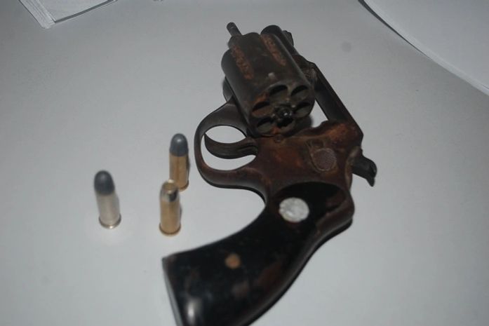 Arma encontrada com os acusado