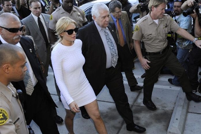 'Não fui educada para mentir, enganar ou roubar', diz Lindsay Lohan