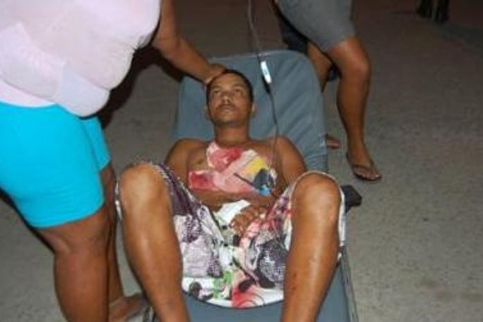 Dois jovens acabam esfaqueados após comemoração em bar