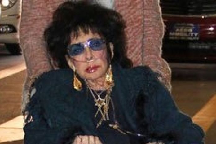 Elizabeth Taylor é internada com insuficiência cardíaca em Los Angeles
